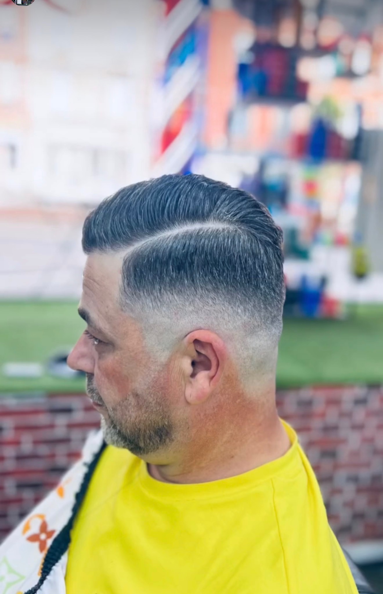 Side part dégradé classique par DZ Barber Charleroi